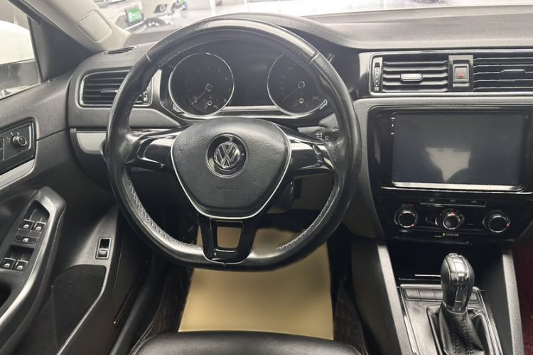 Used Volkswagen Sagitar 2015 230TSI Automatic Comfort Version
