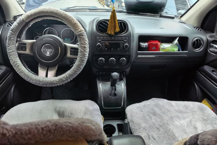 Used Jeep Compass 2012 2.4L Four-Wheel Drive Urban Edition Center Console