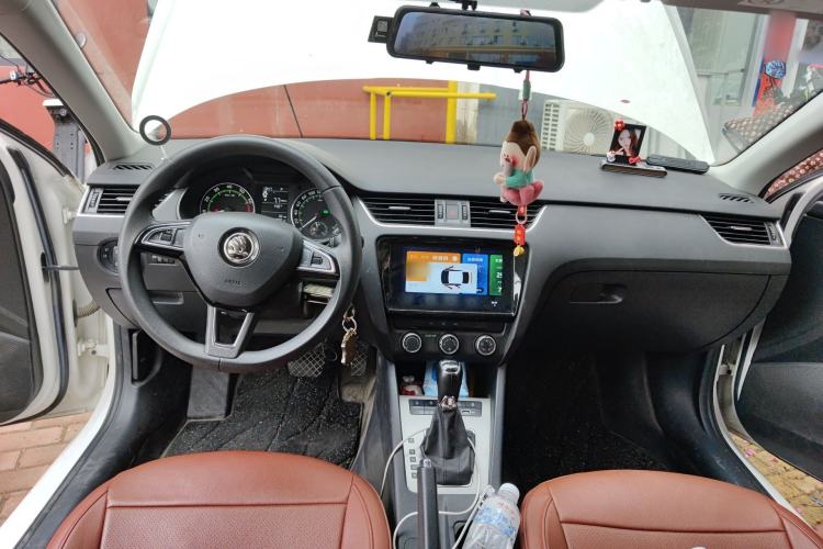 Used Skoda Octavia 2019 1.5L Automatic SmartDrive Comfort Edition China VI Standard Center Console