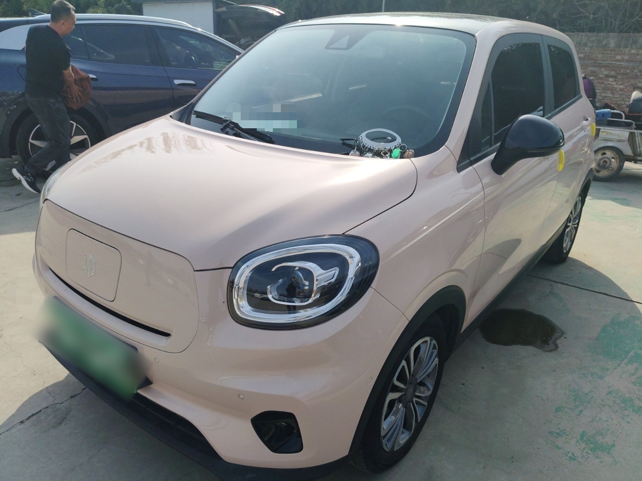 تحت مقدمة السيارة