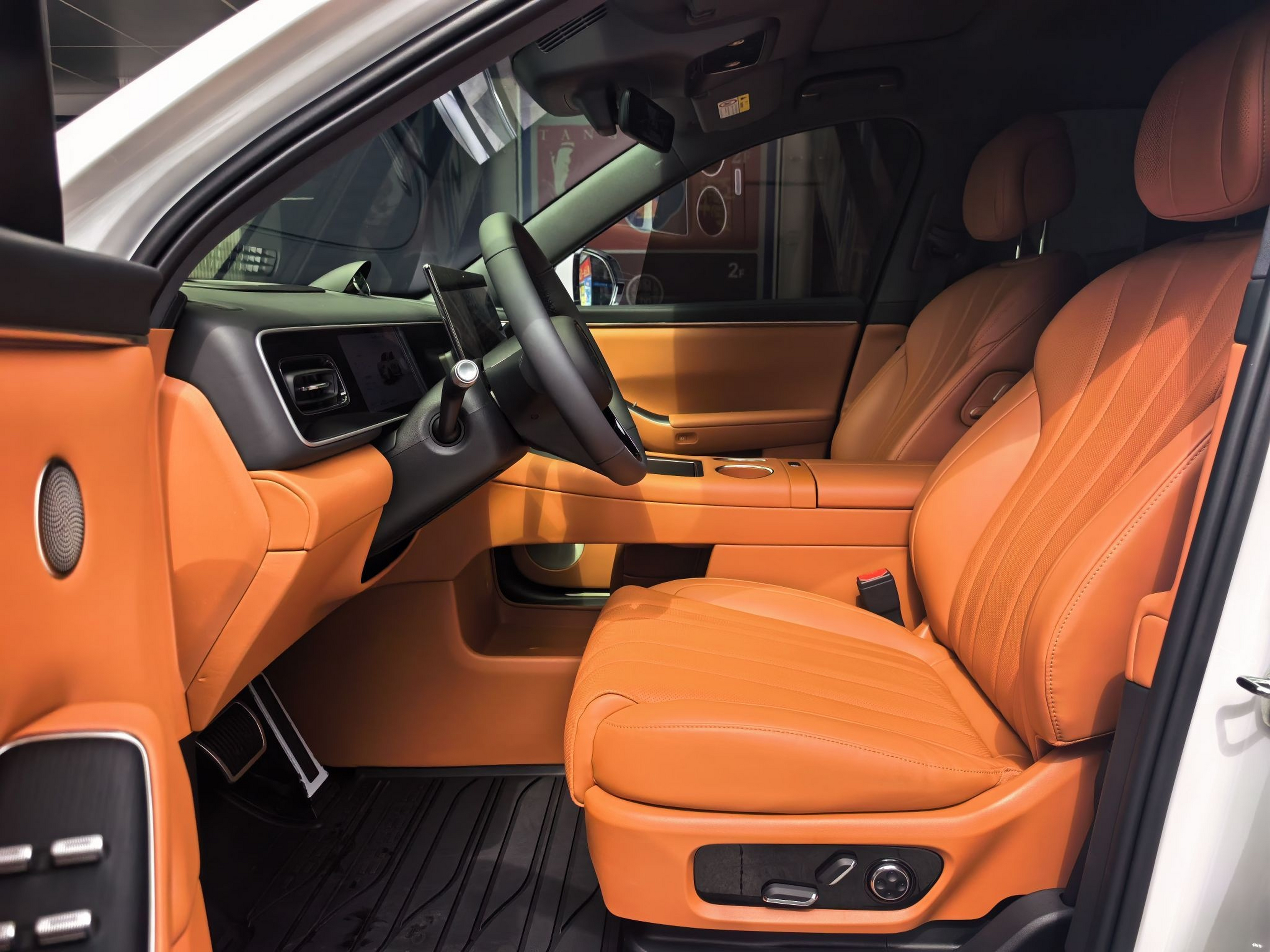 المقاعد الأمامية داخل السيارة