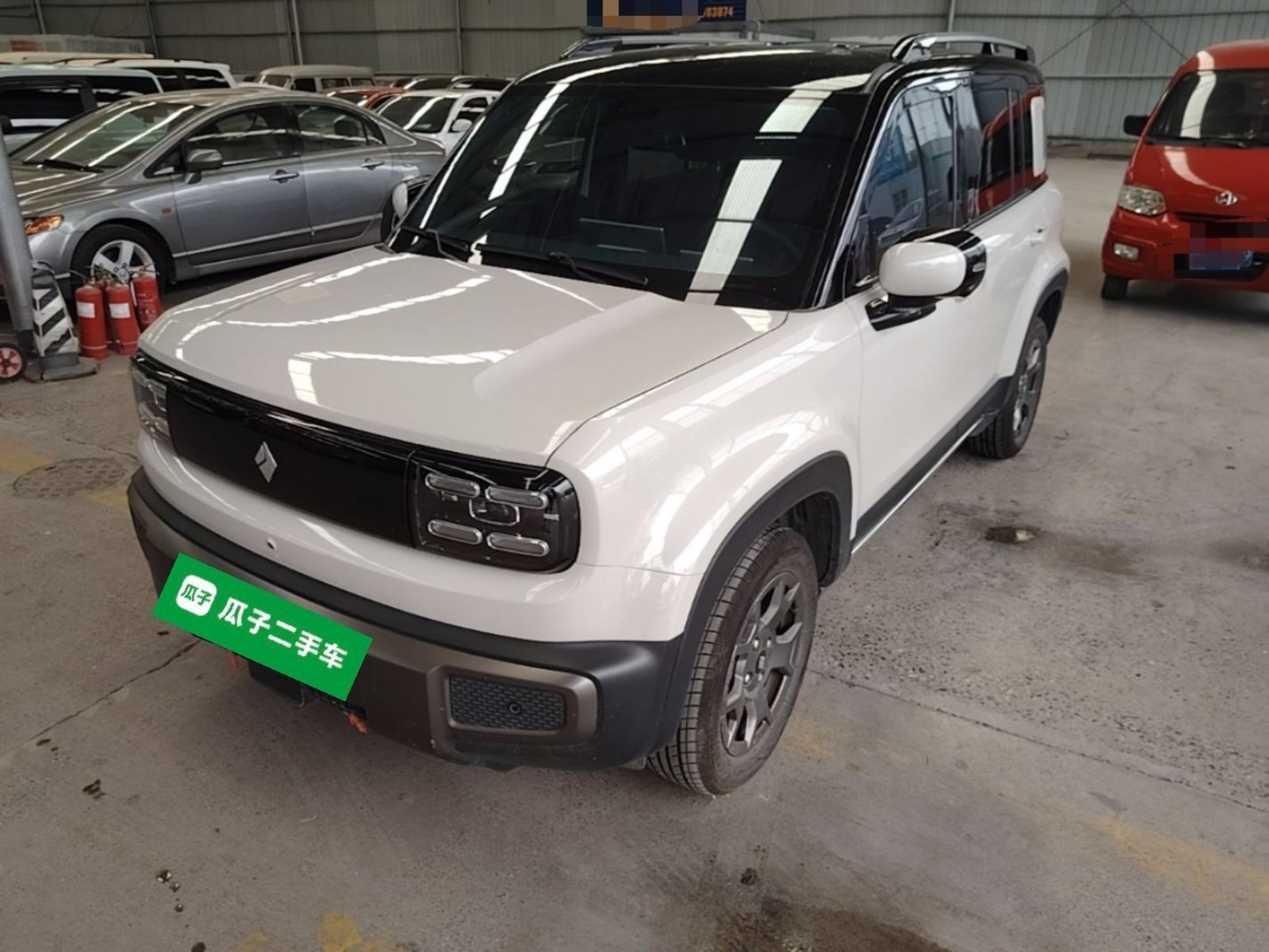 Unter der Vorderseite des Autos