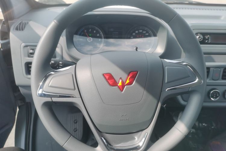 Used Wuling Yangguang 2024 300KM Comfort Version Passenger Van 75kW