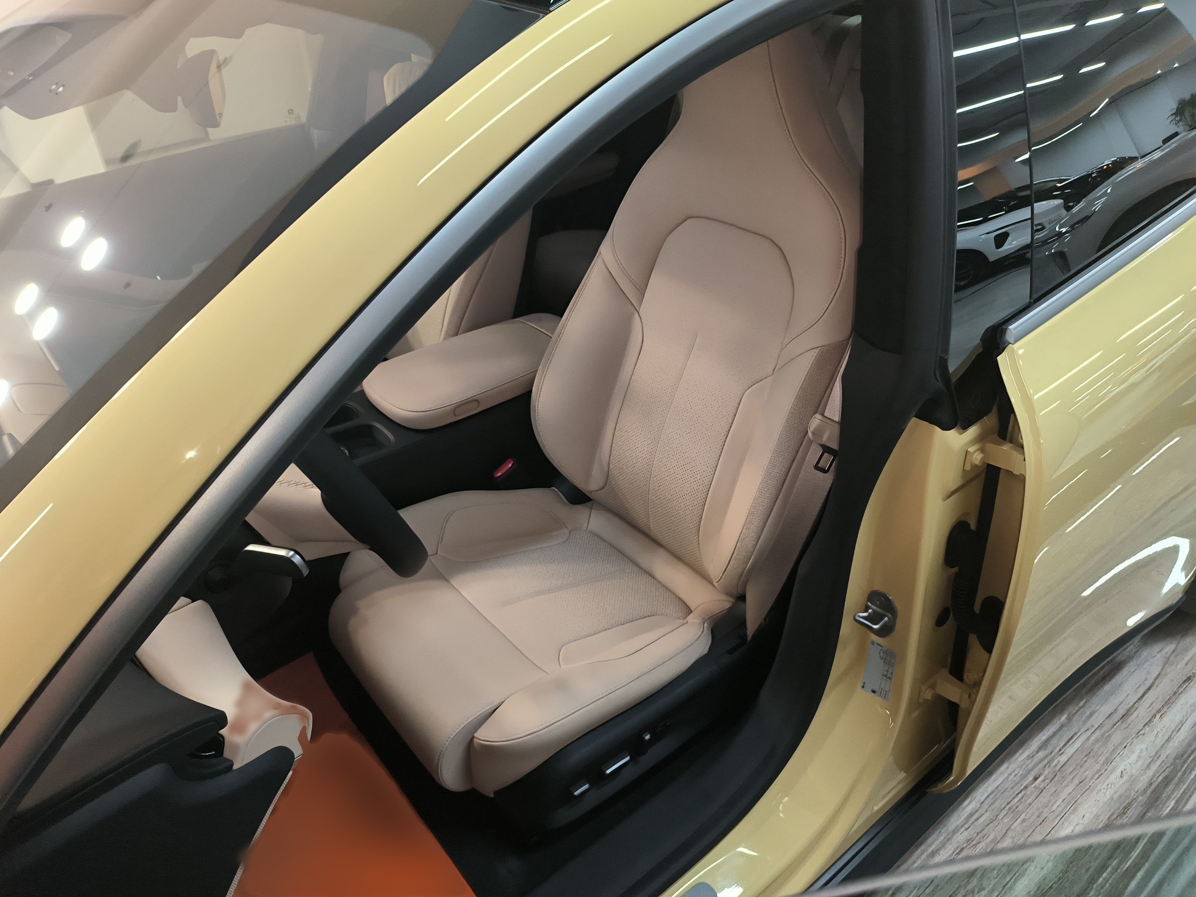 المقاعد الأمامية داخل السيارة