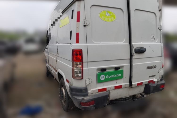 Used Iveco Daily 2017 2.8T V35 Cargo Van Mid-Roof 3/6 Seats 43S5
