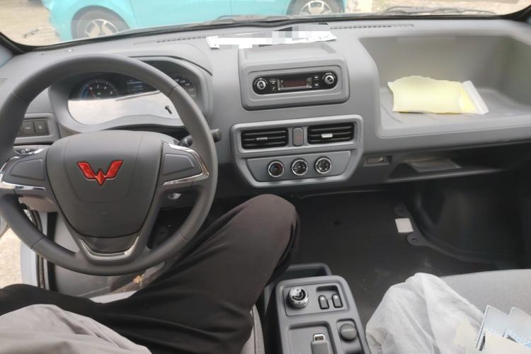 Used Wuling Yangguang 2024 300KM Comfort Version Passenger Van 75kW
