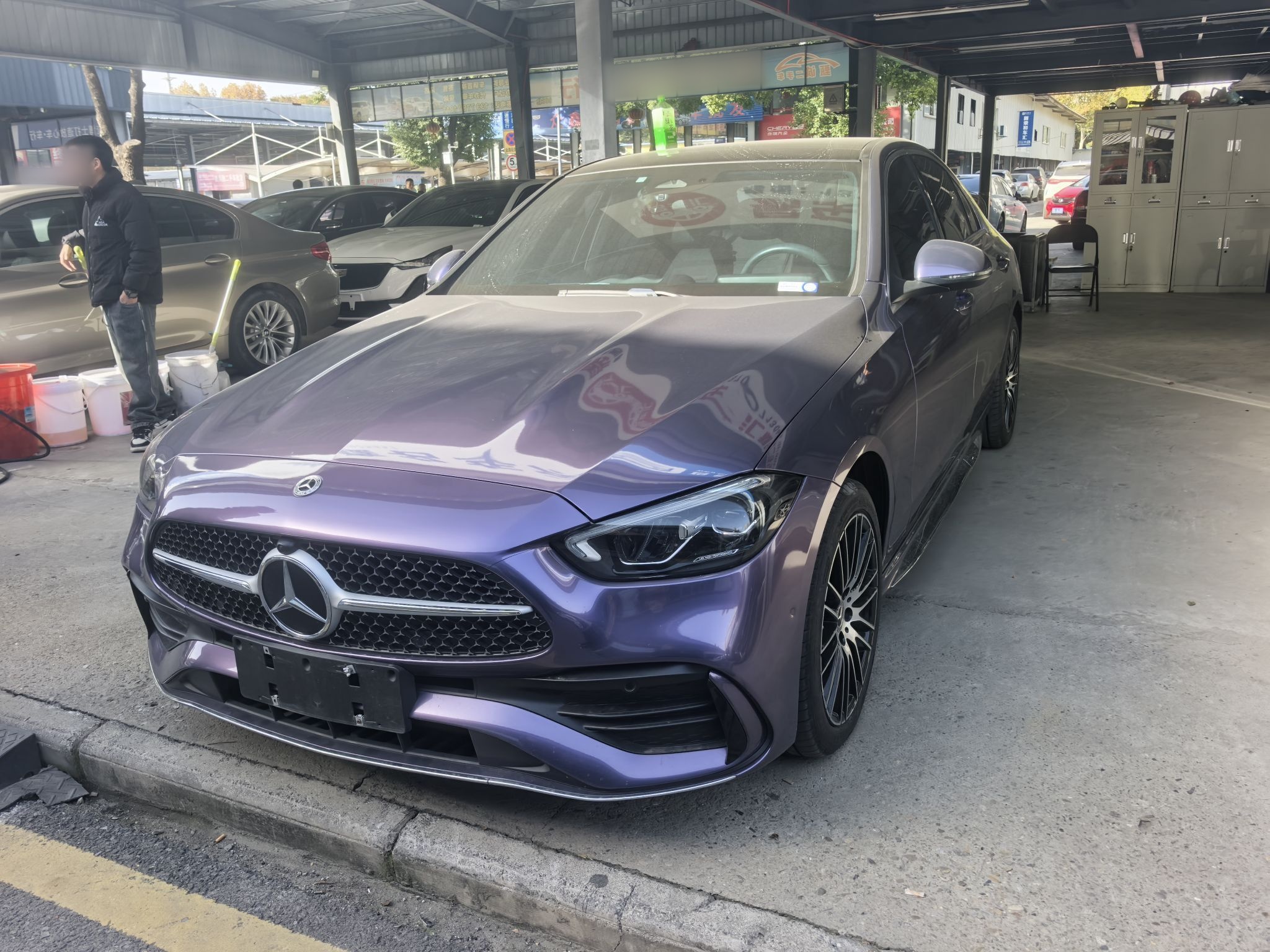 تحت مقدمة السيارة