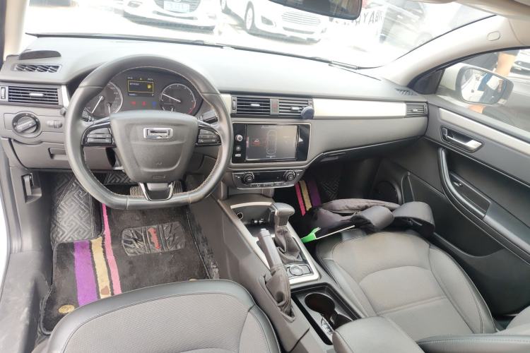 Used Qoros 3 2016 Urban SUV 1.6T Automatic Zhiyue Model Center Console