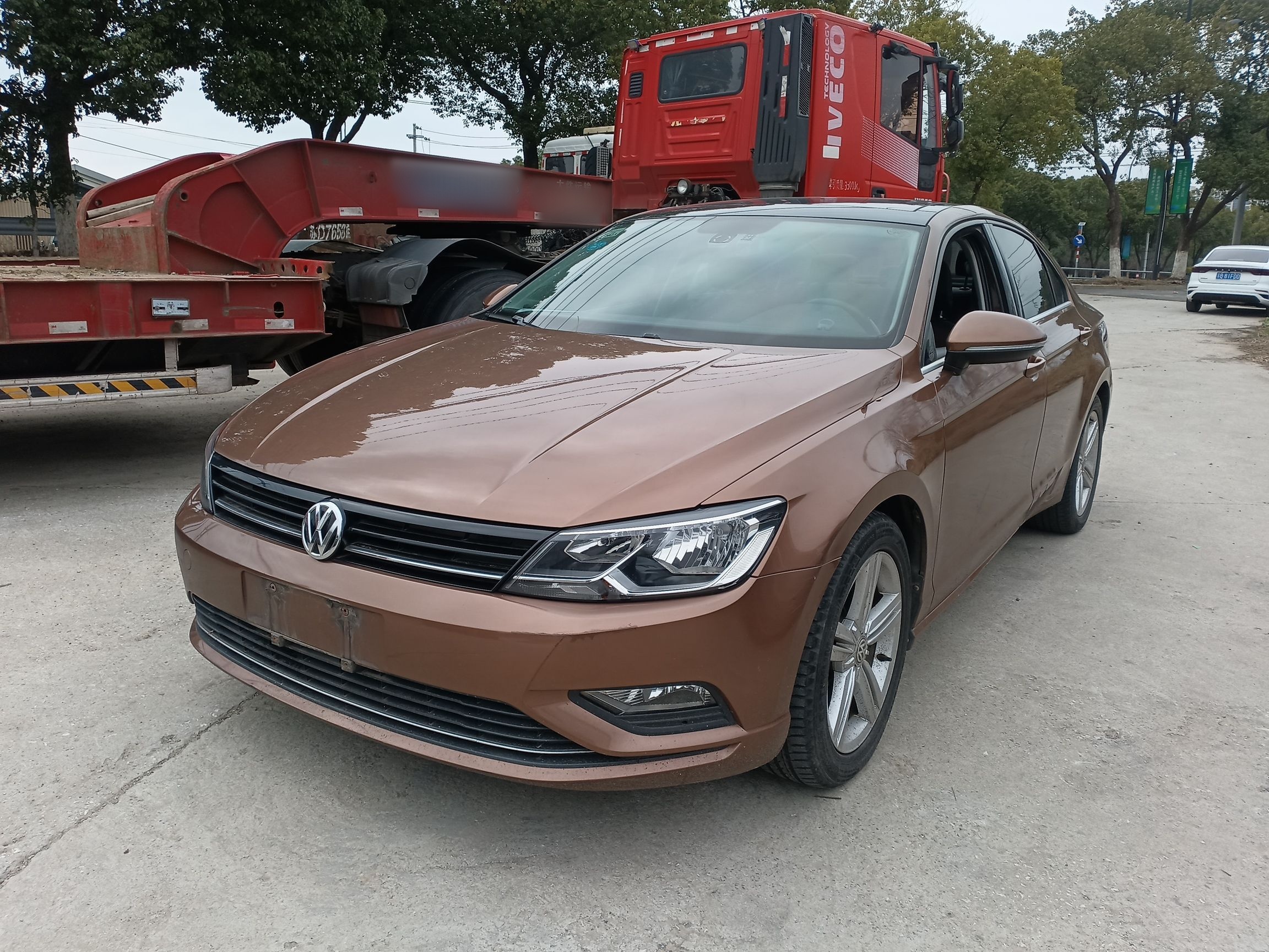 تحت مقدمة السيارة