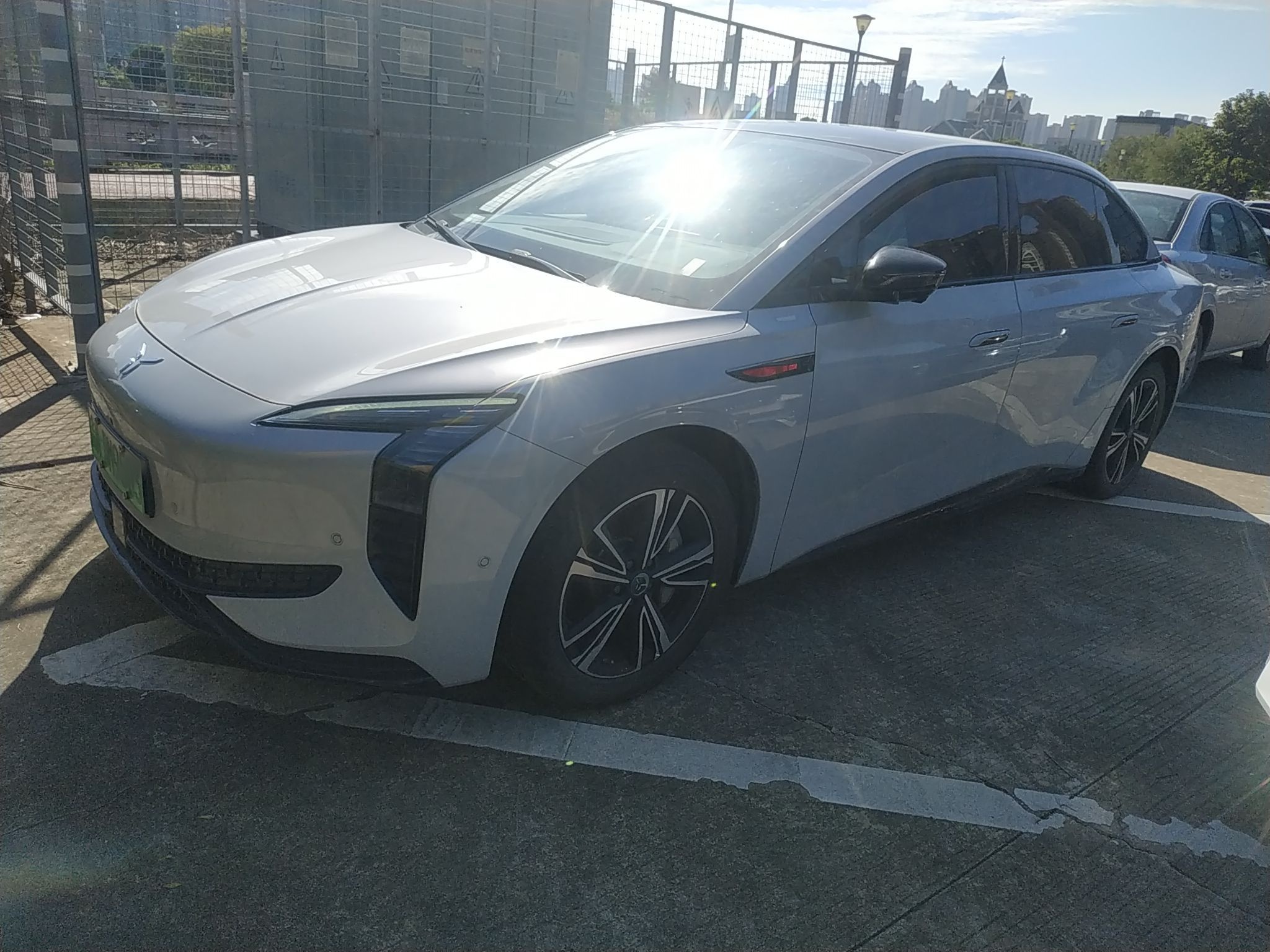 تحت مقدمة السيارة