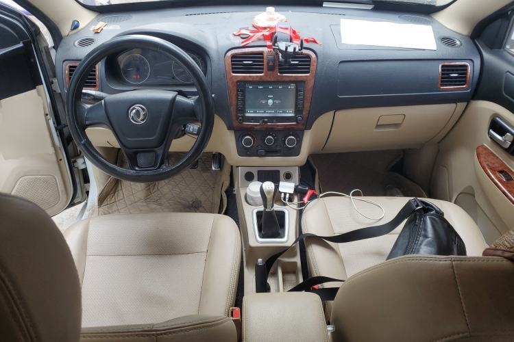 Used Dongfeng Fengon 330 2014 1.5L Manual Utility Version DK15 Center Console