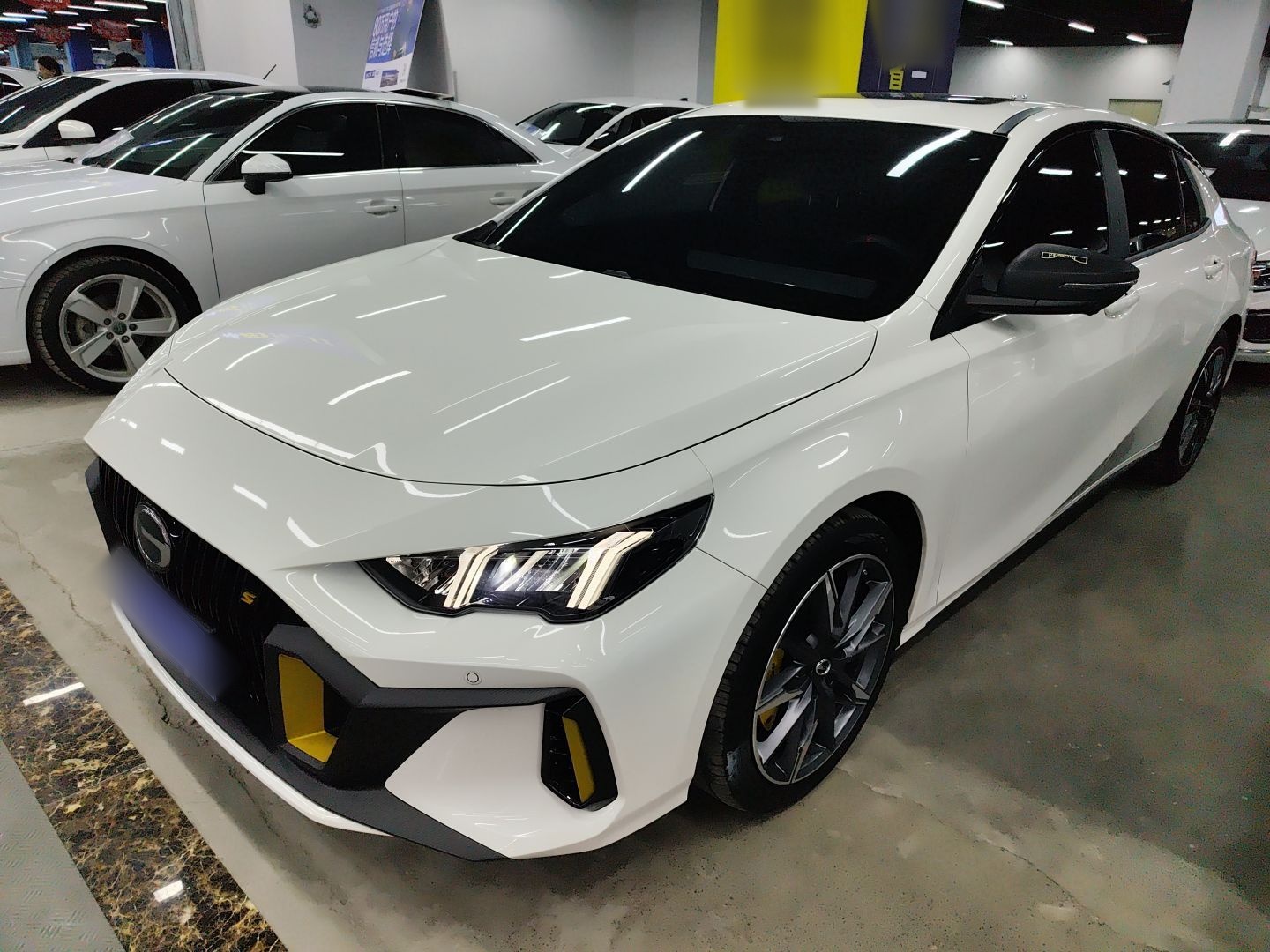 تحت مقدمة السيارة