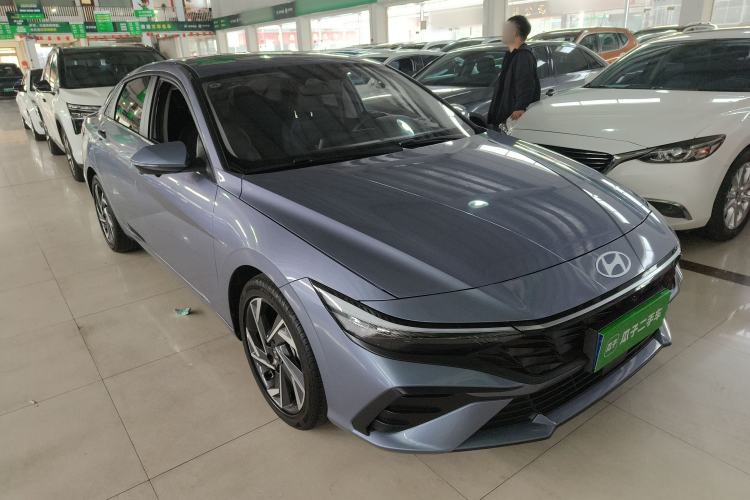 Used Hyundai Elantra 2023 1.5L CVT LUX Prestige Edition Front Right 45 Deg