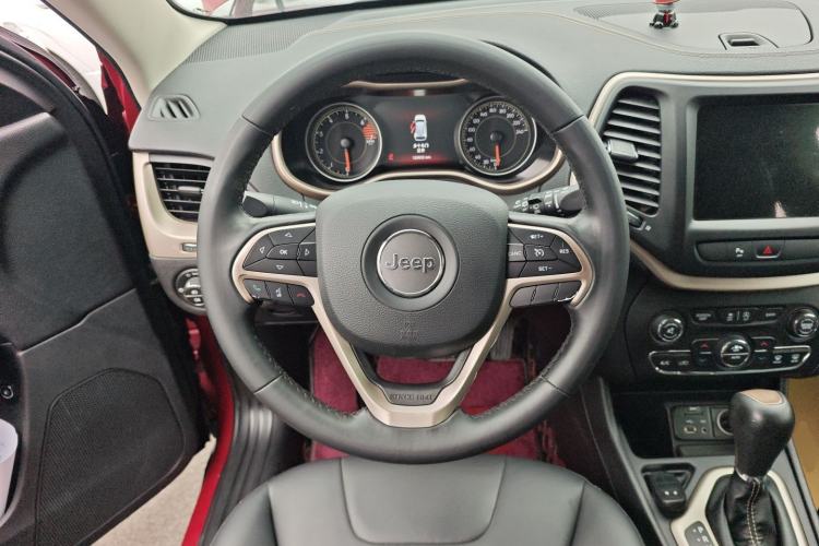 Used Jeep Cherokee 2016 2.4L Leading Smart Version
