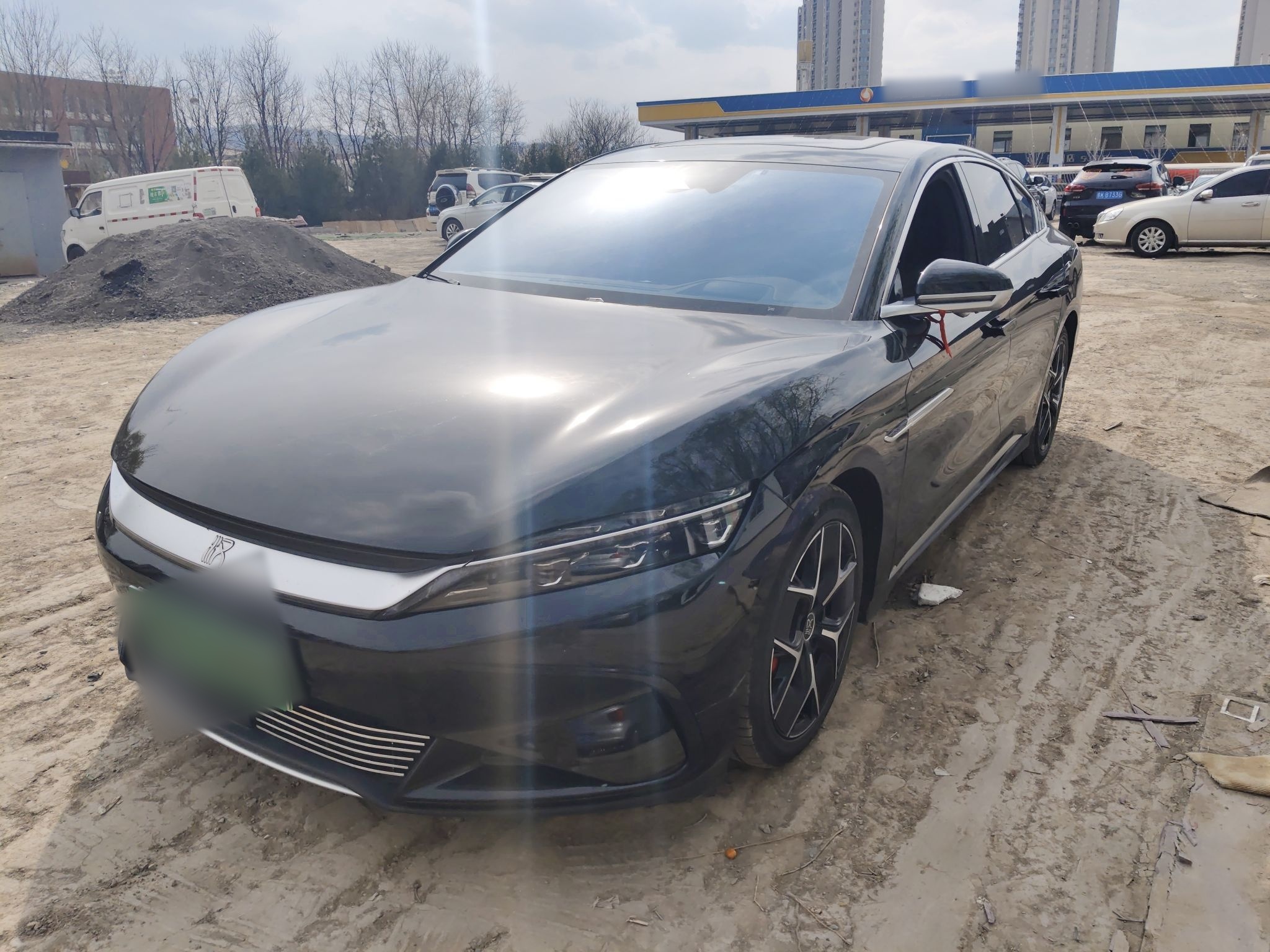 تحت مقدمة السيارة