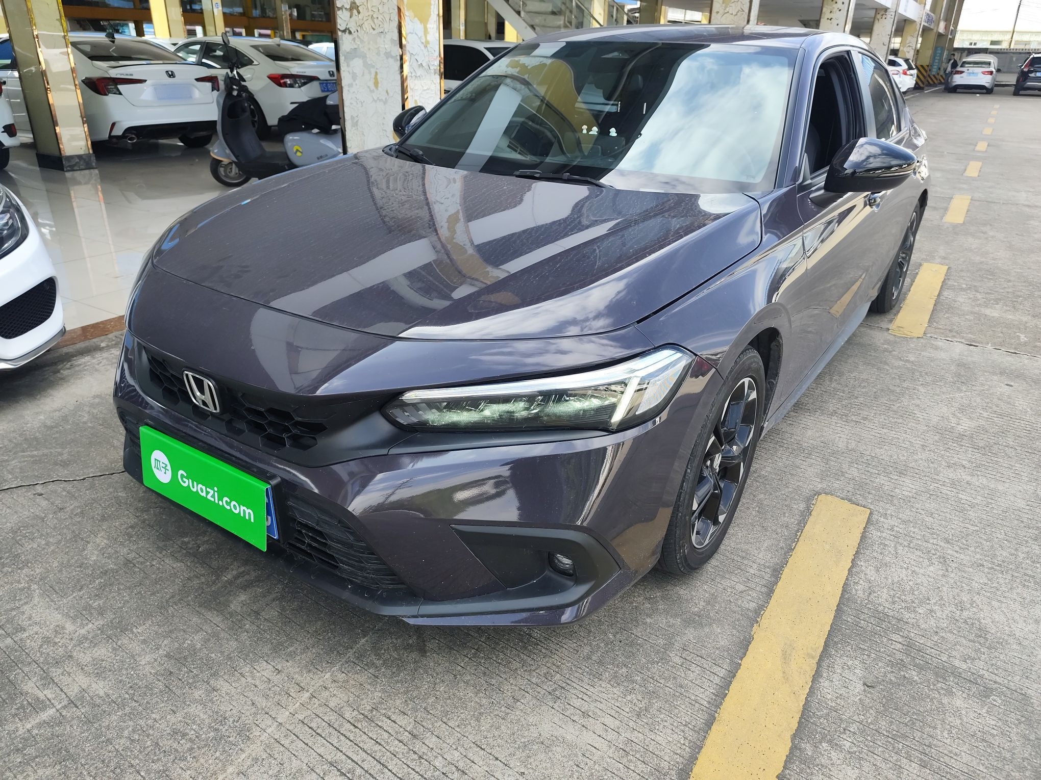 تحت مقدمة السيارة