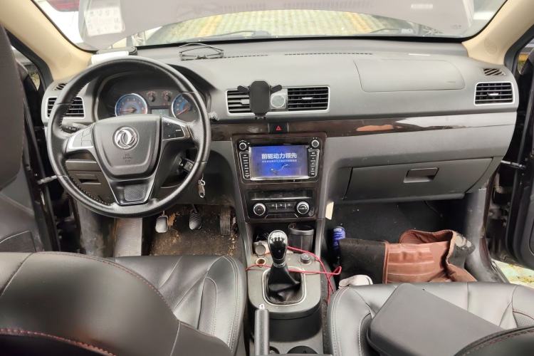 Used Dongfeng Fengon 370 2016 1.5L Manual Luxury Version SFG15-02 7 Seats Center Console