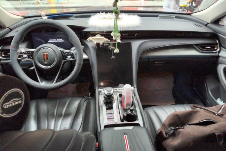 Used Hongqi H5 2023 2.0T Automatic Smart Connect Flagship Edition Center Console