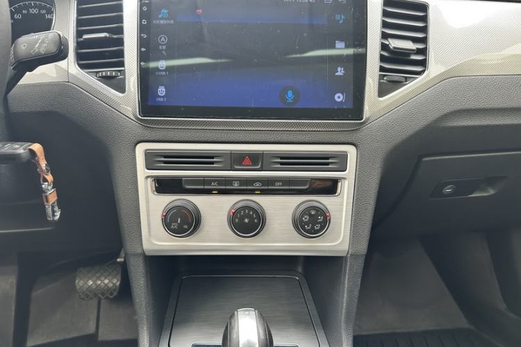 Used Volkswagen Golf Sportsvan 2016 230TSI Automatic Trend Edition Audio And AC Panel