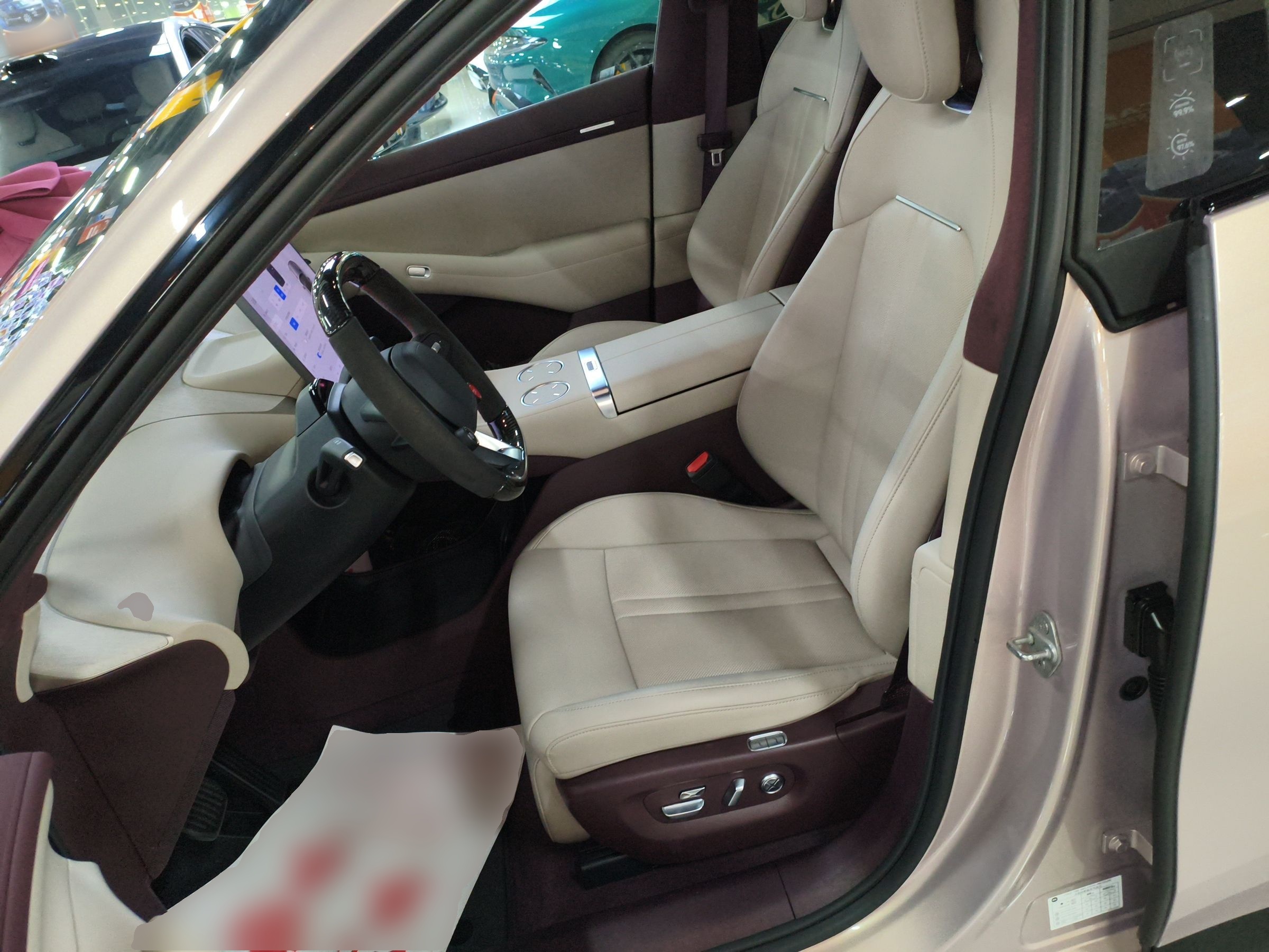 المقاعد الأمامية داخل السيارة
