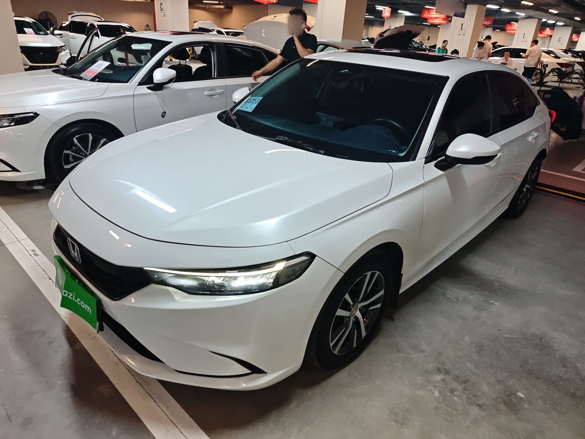 Под передней частью автомобиля