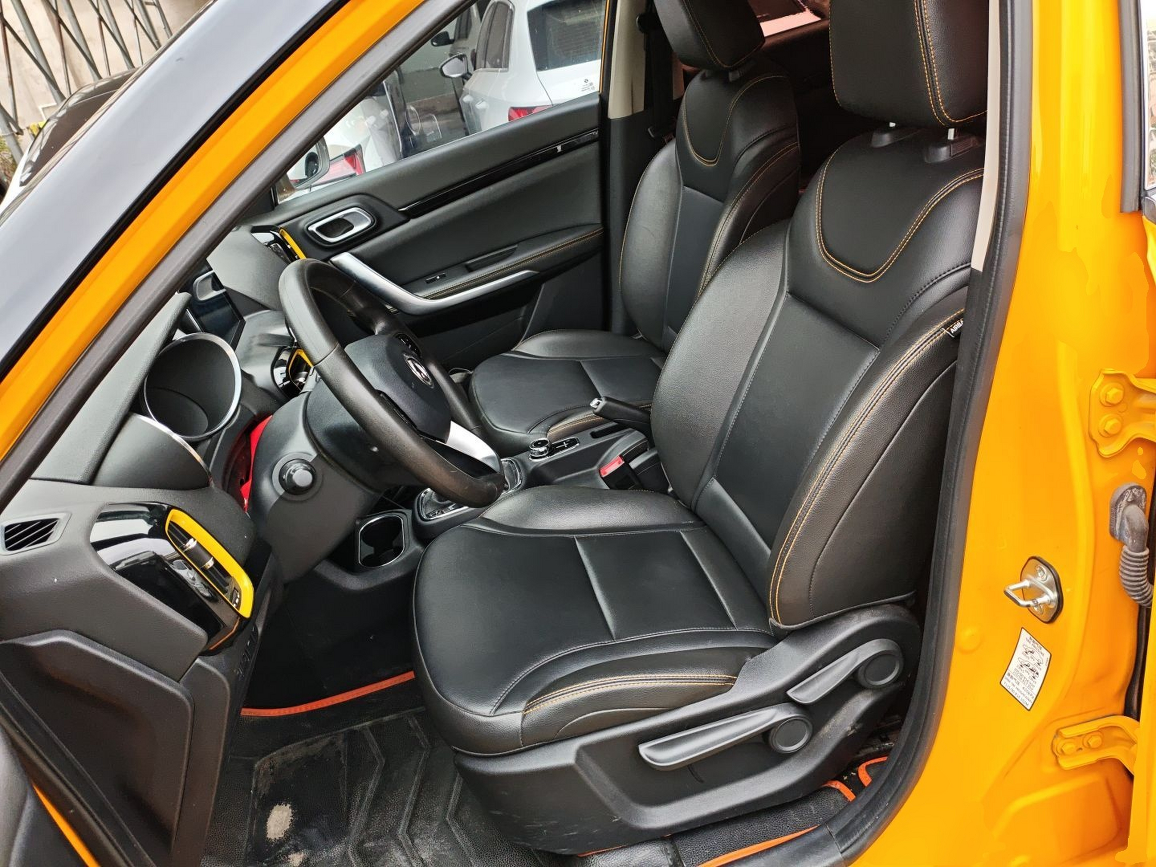 المقاعد الأمامية داخل السيارة