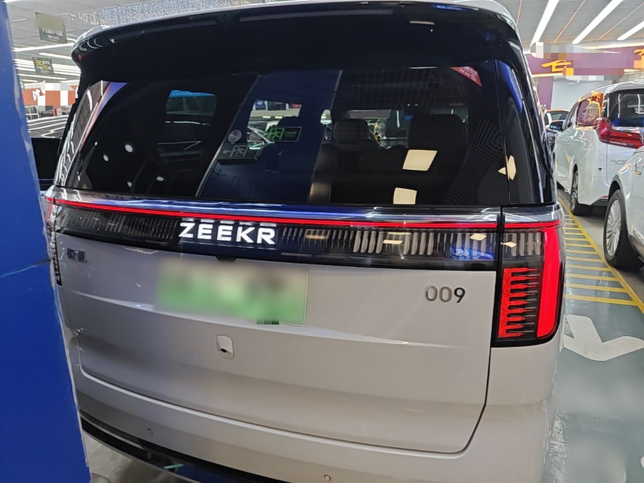 Zeekr 009 2024 7-Seater Walk-Through Version Four-Wheel Drive 108 kWh — снимка 5