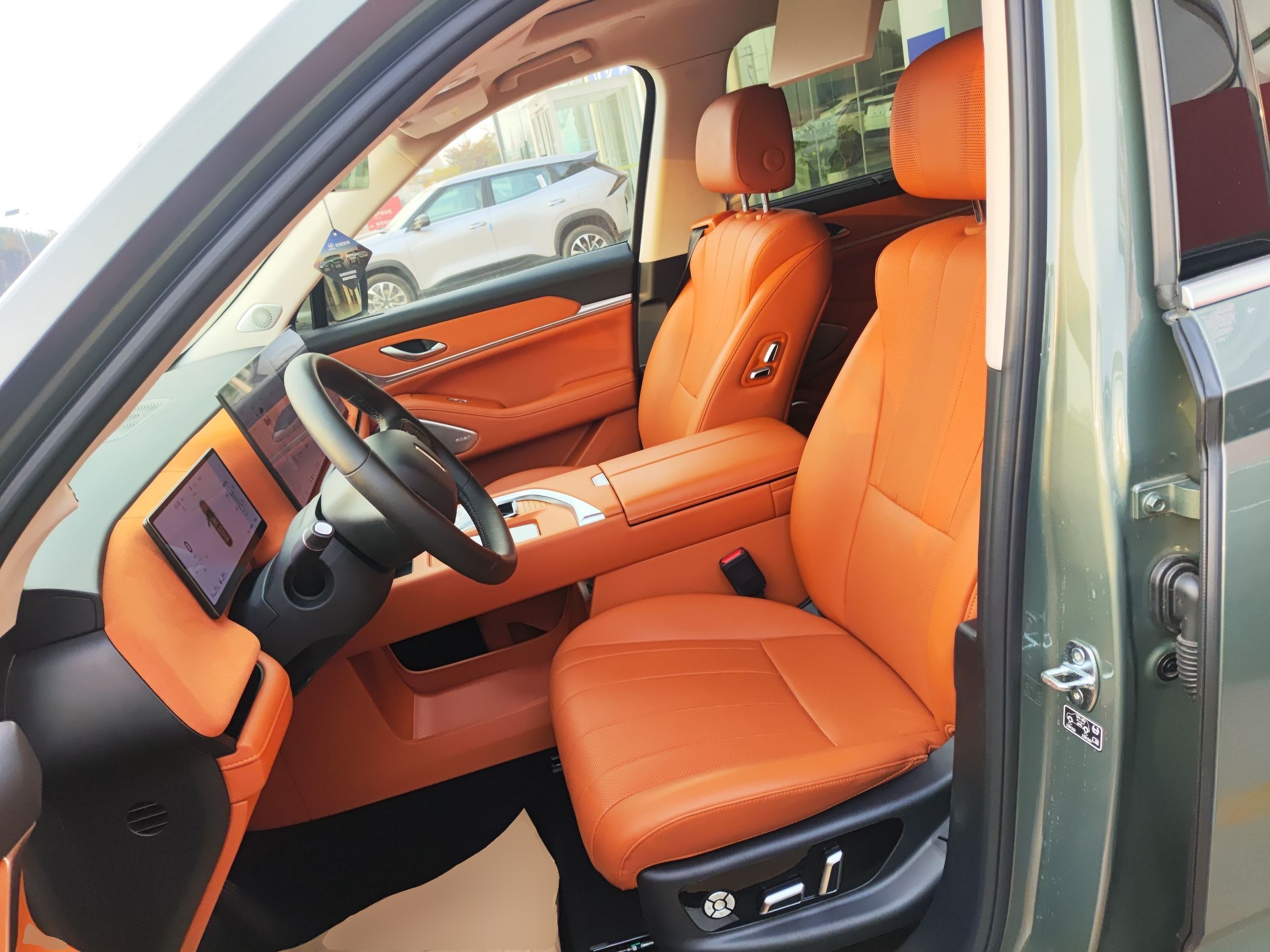 المقاعد الأمامية داخل السيارة