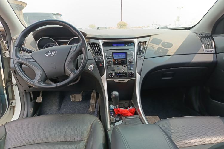Used Hyundai Sonata 2013 2.0L Automatic Luxury Edition Center Console