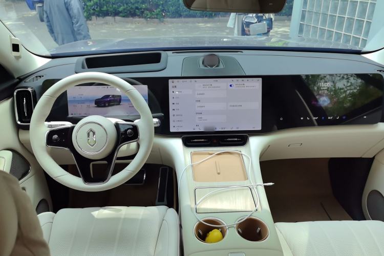 Used Hima AITO M8 2025 Model, Pure Electric Max+ Five-Seat All-Wheel-Drive Version Center Console