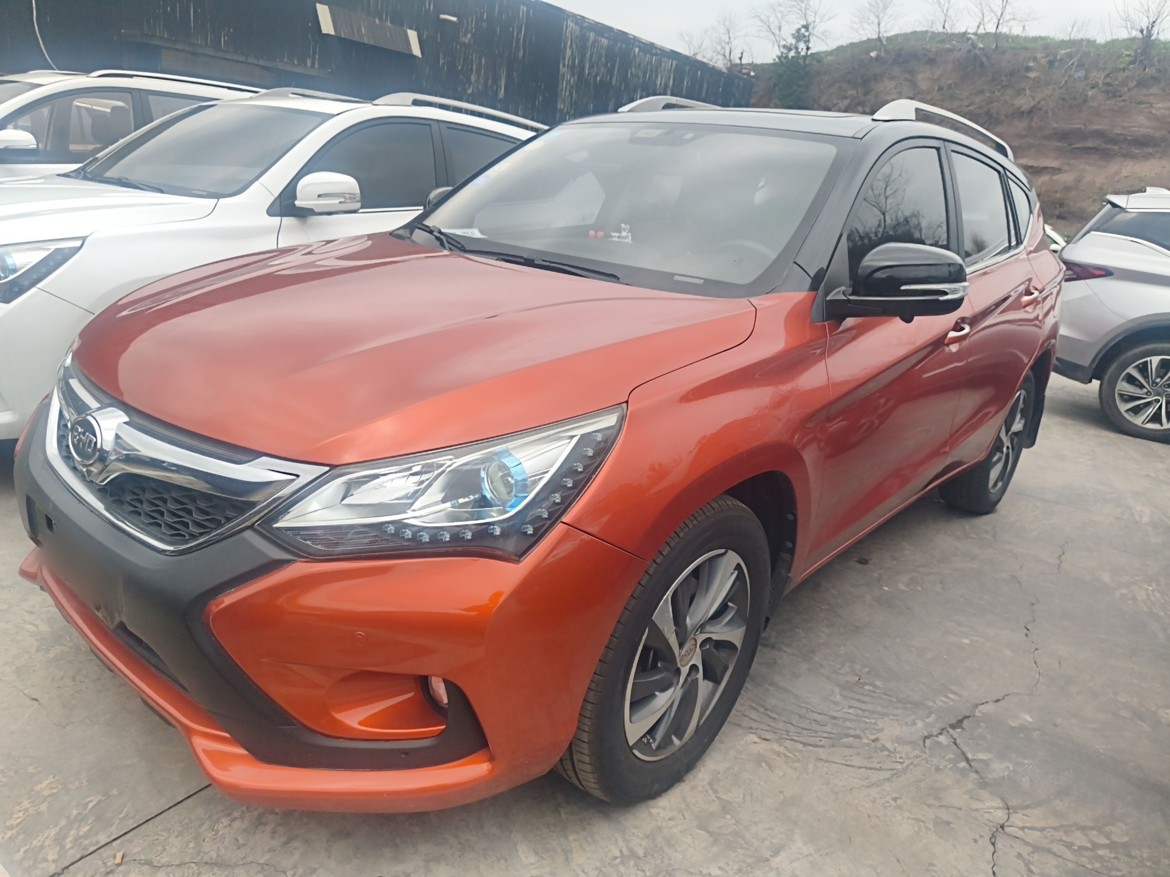 Под передней частью автомобиля