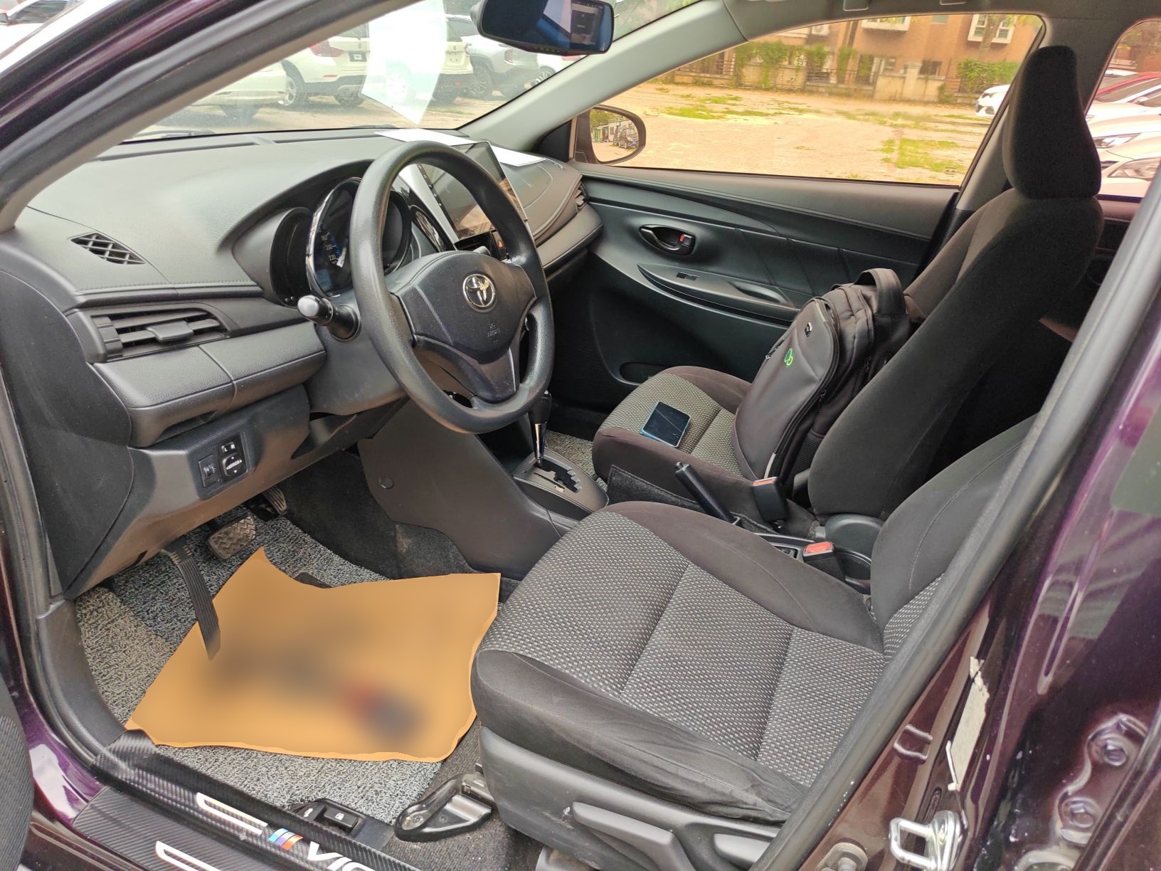 المقاعد الأمامية داخل السيارة