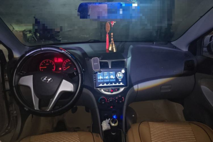 Used Hyundai Verna (older generation) 2010 Sedan 1.4L Manual Comfort GS Center Console