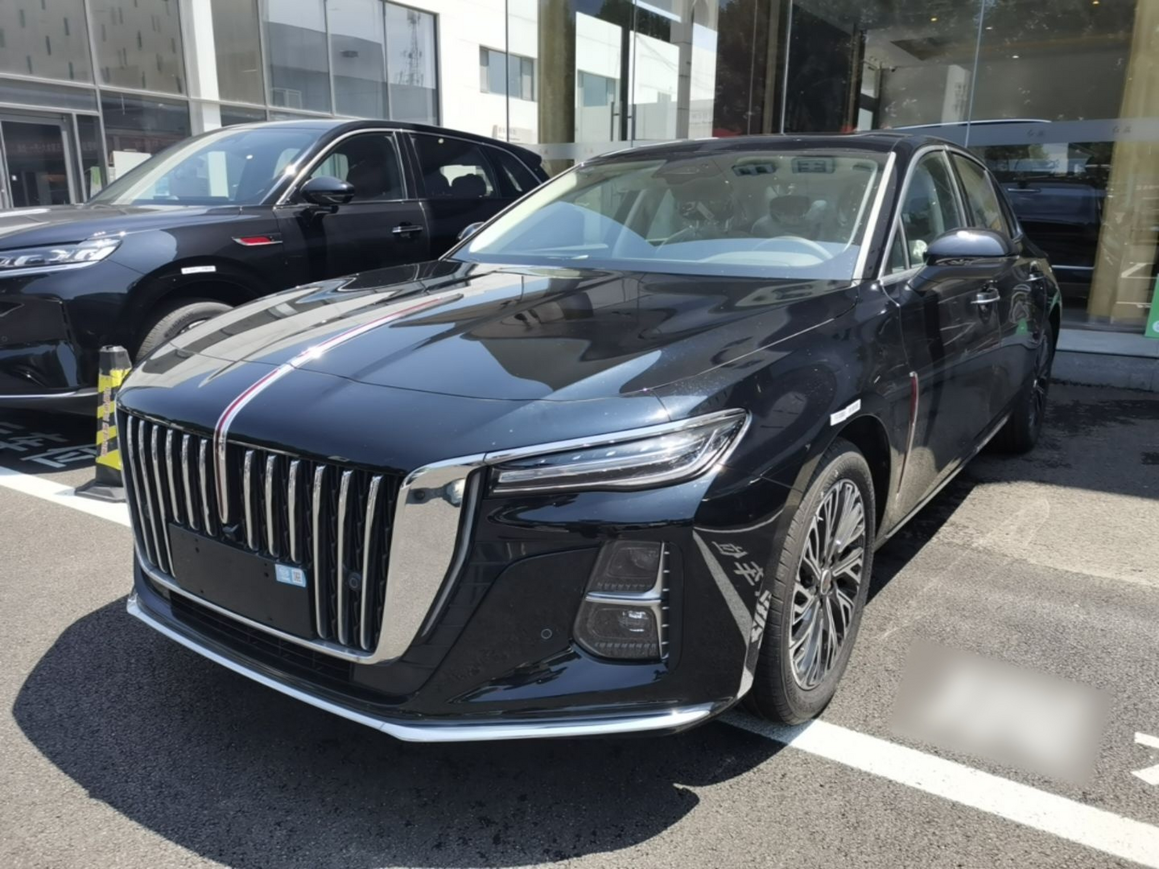 Unter der Vorderseite des Autos