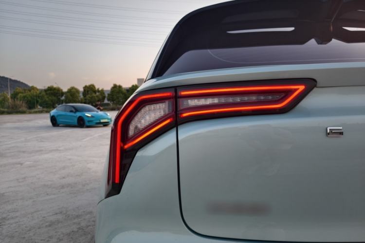 Used Geometry E Firefly 2024 301km Starlight Exterior 7