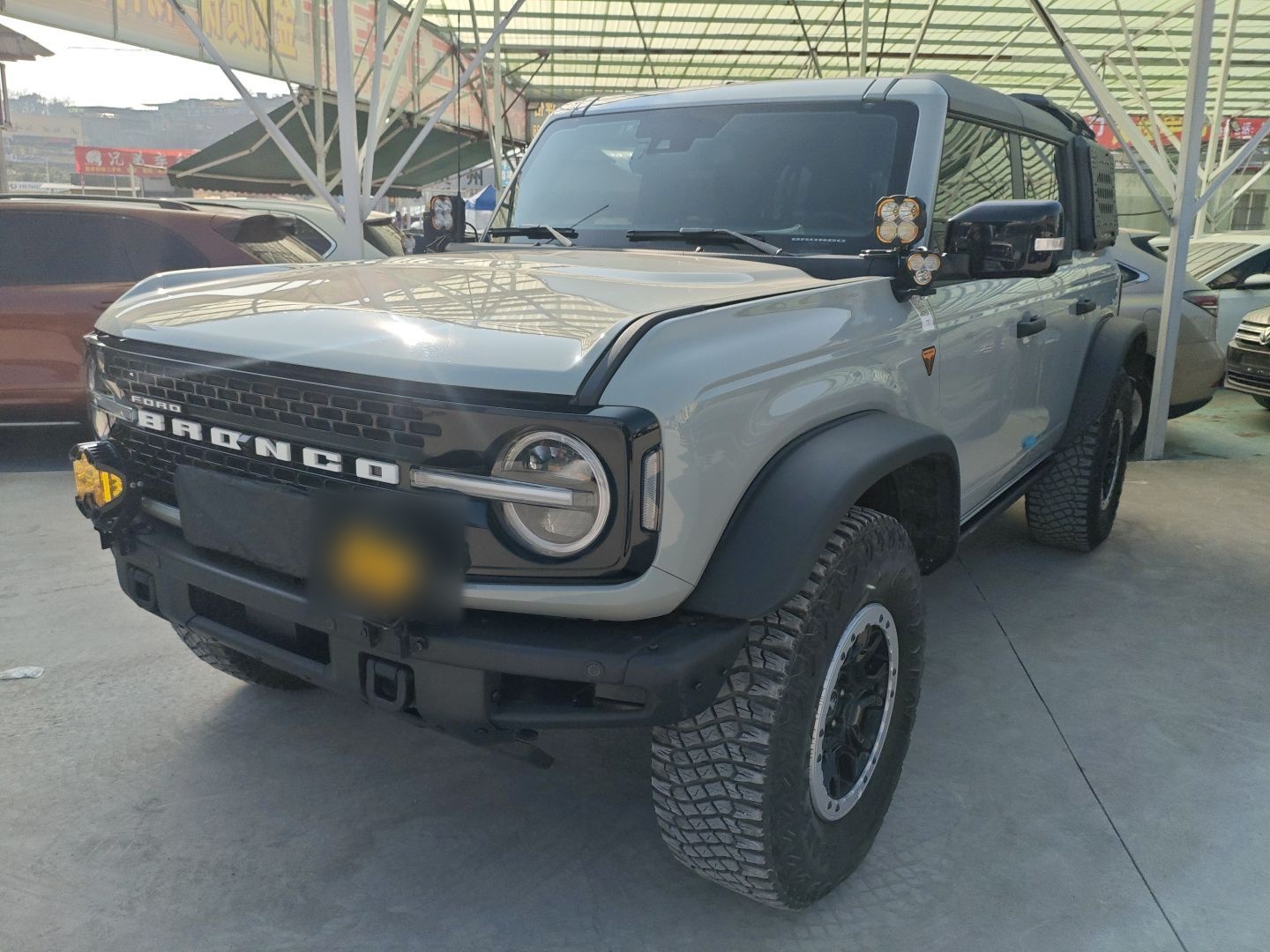 Под передней частью автомобиля