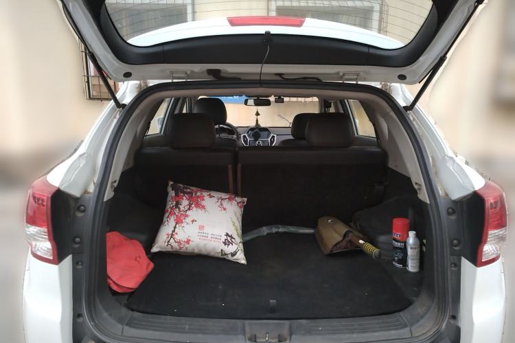 Used Huatai Santa Fe 2015 1.5T Gasoline Manual Two-Wheel Drive Luxury Model Trunk