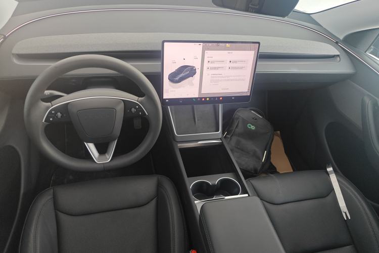 Used Tesla Model Y 2025 Rear-Wheel Drive First Edition Center Console