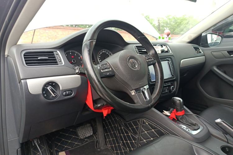Used Volkswagen Sagitar 2012 1.4TSI Automatic Luxury Edition Center Console