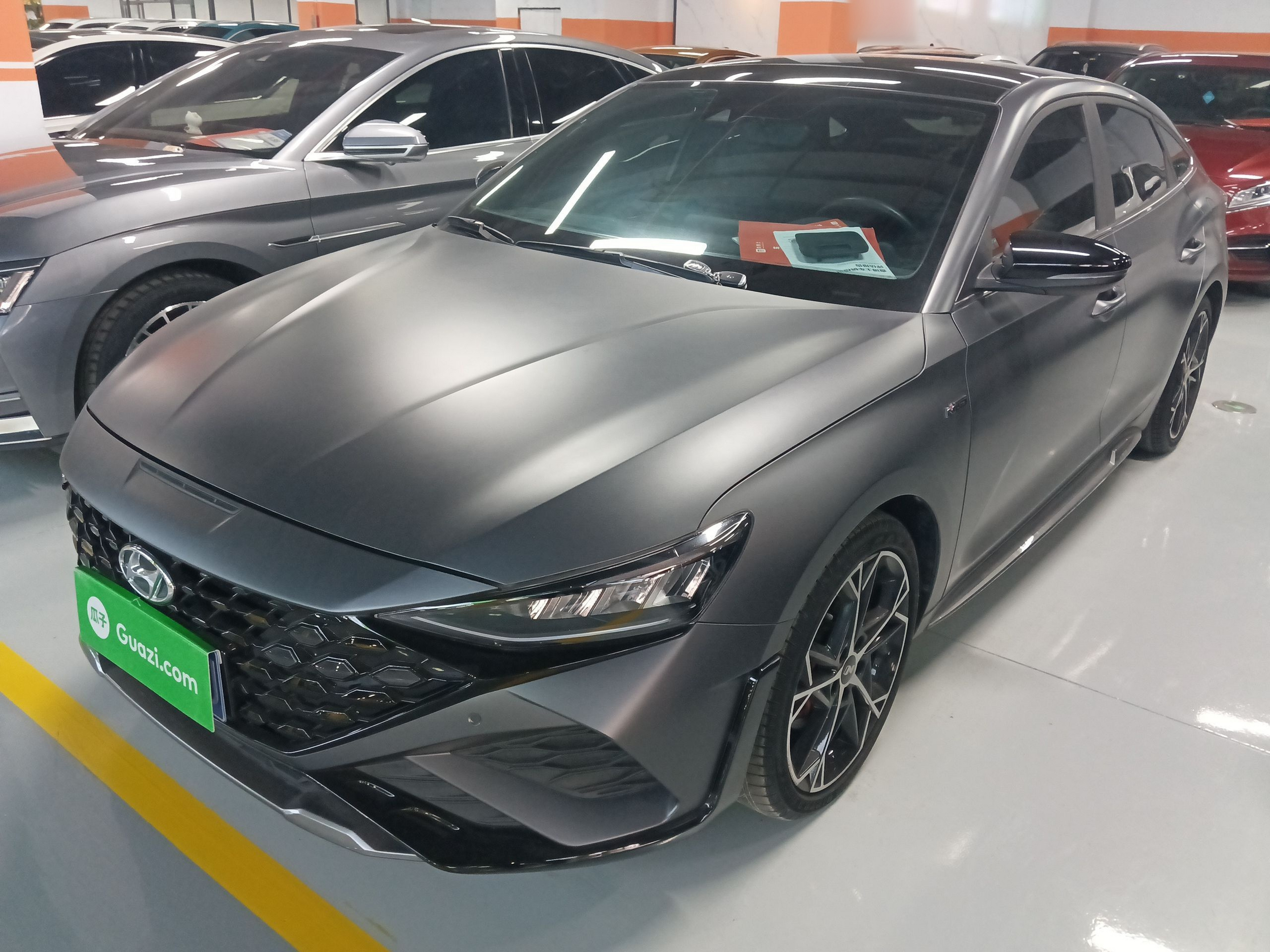 تحت مقدمة السيارة