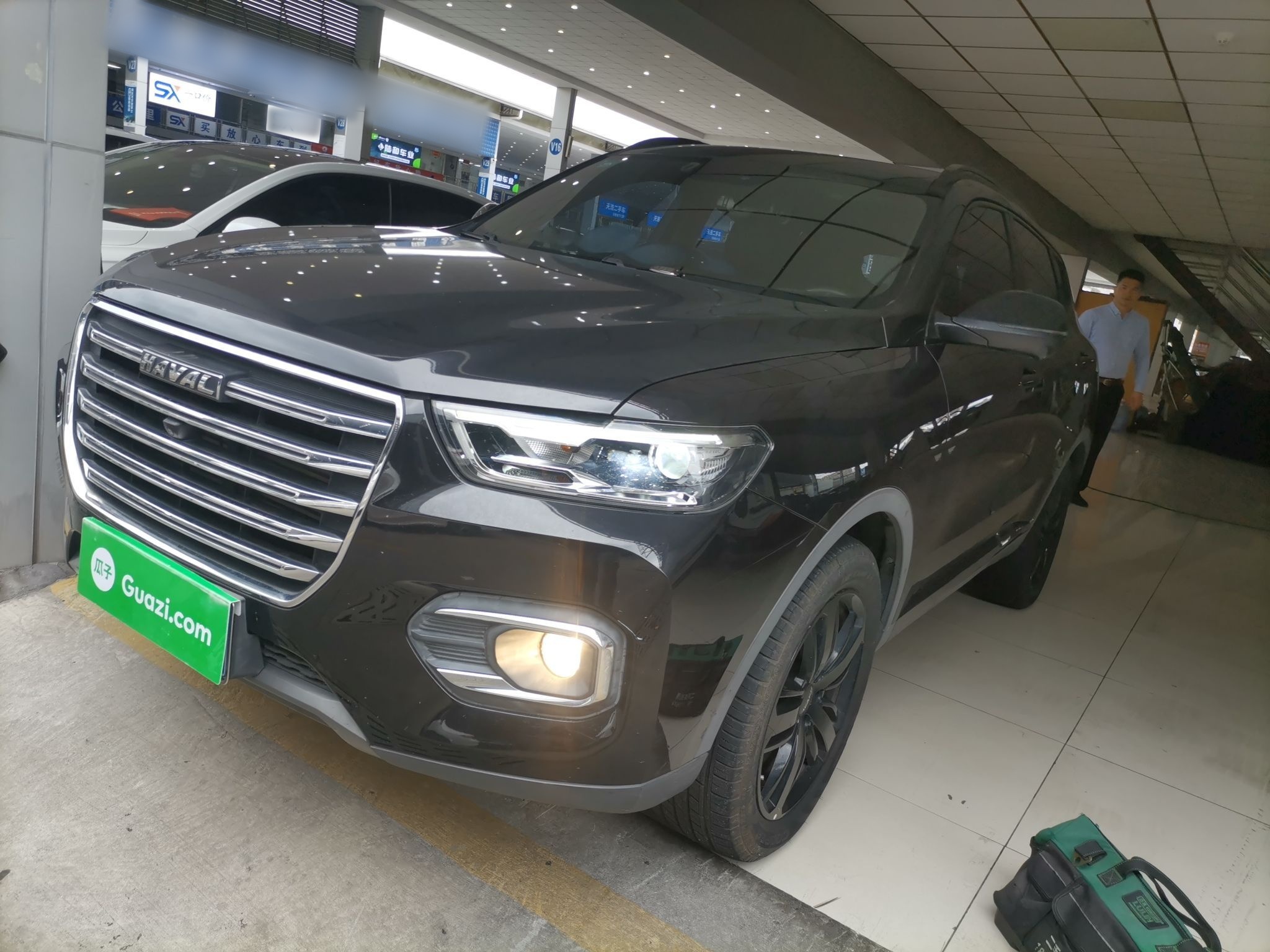 تحت مقدمة السيارة