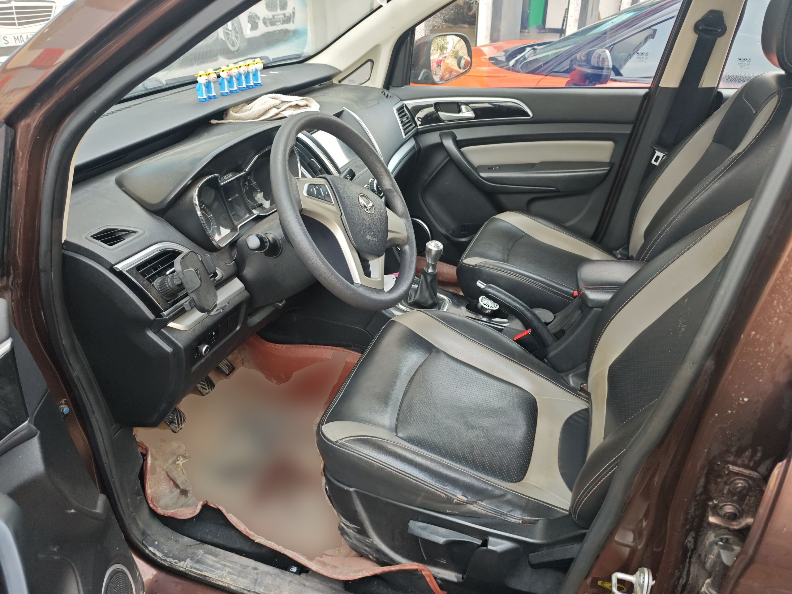 المقاعد الأمامية داخل السيارة