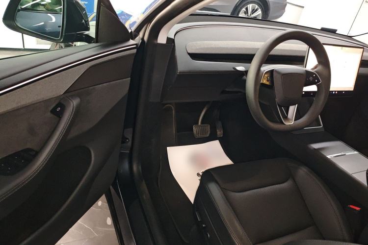 Used Tesla Model Y 2025 Long-Range All-Wheel-Drive Version
