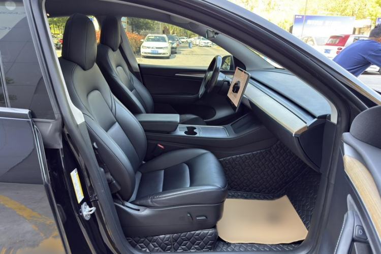 Used Tesla Model Y 2022 Rear-Wheel-Drive Version Right Front Seat