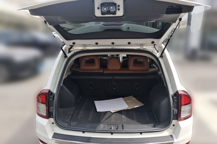 Used Jeep Compass 2014 2.4L four-wheel drive luxury version Trunk