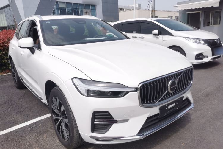 Used Volvo XC60 2025 B5 Four-Wheel Drive Smart & Advanced Luxury Edition Front Right 45 Deg