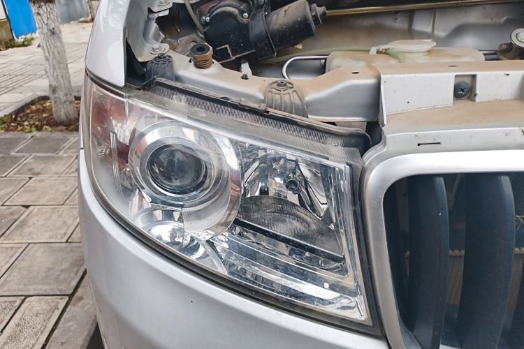 Used Jinbei Hiace X30 2023 1.5L Super-Comfortable Passenger Van 5/6/7-Seater Non-Air-Conditioned Version Model SWC15M Right Front Headlight