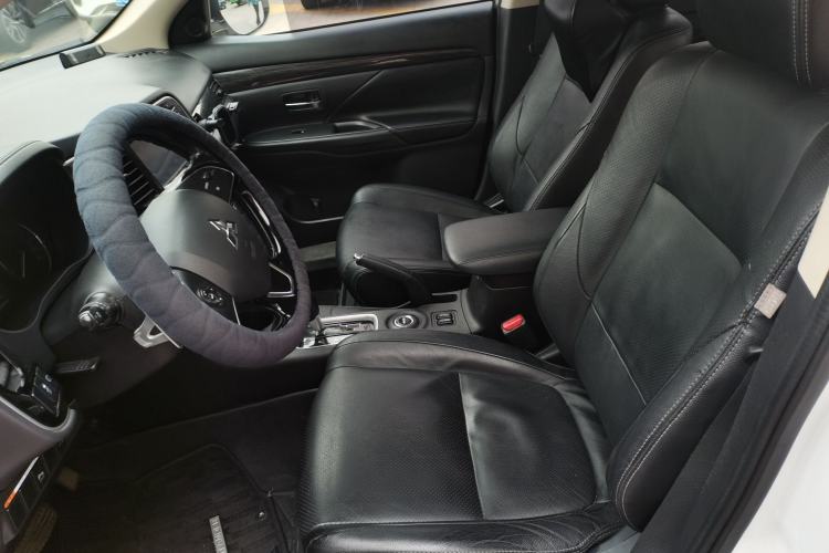 Used Mitsubishi Outlander 2016 2.4L 4x4 Elite Edition 5 Seats Left Front Seat