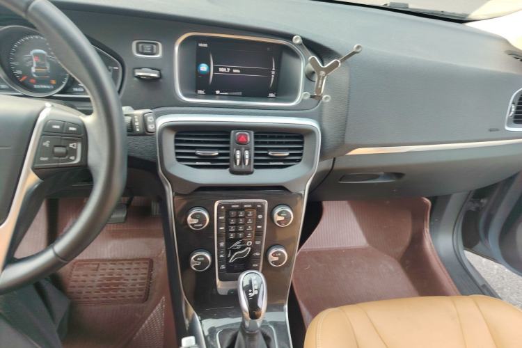 Used Volvo V40 2018 T3 Zhiyi Edition Audio And AC Panel
