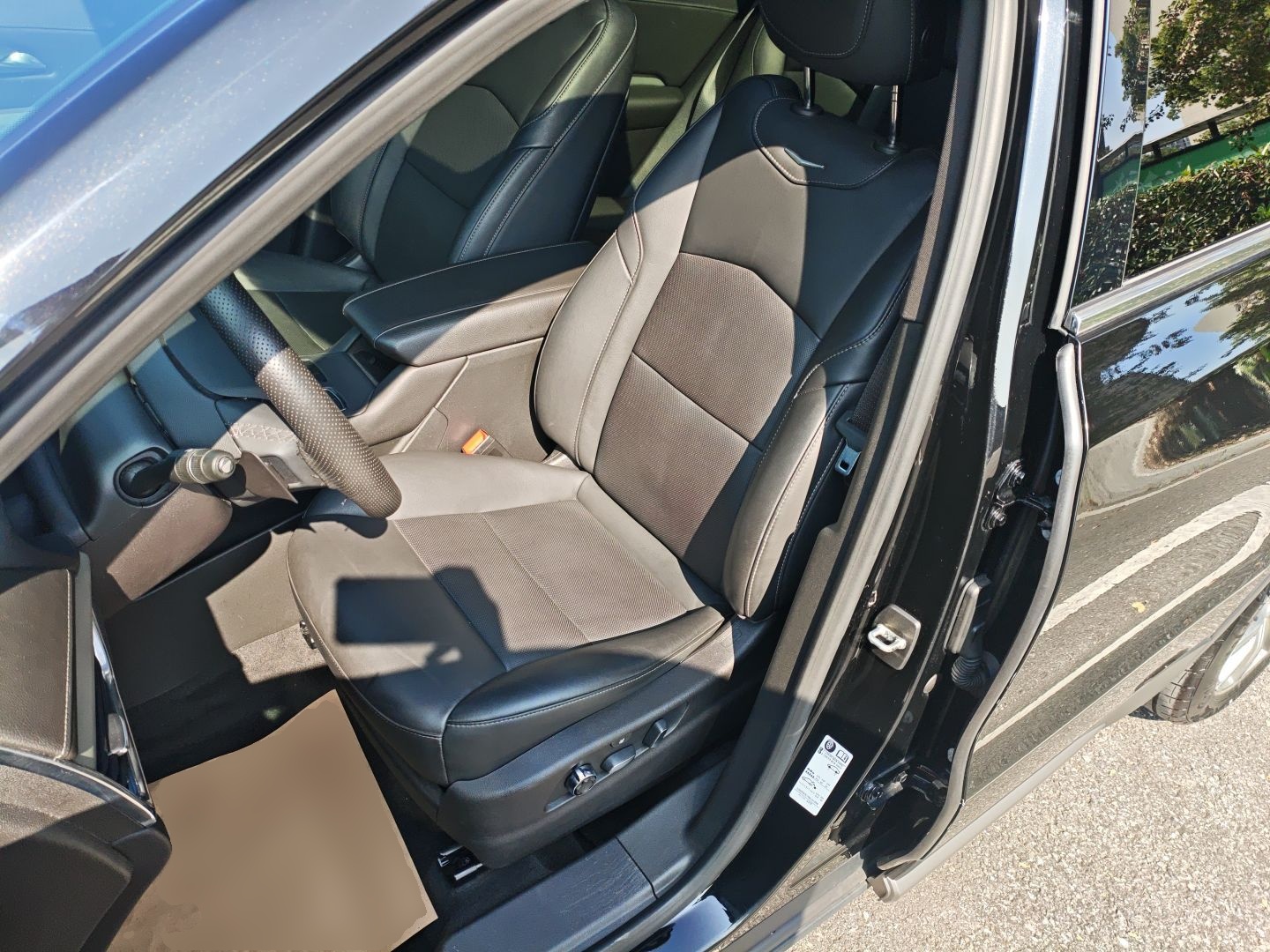 Переднее сиденье в автомобиле